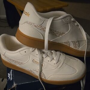 Reebok White and Gold Casual Shoes size 7 girls =8.5 wmn